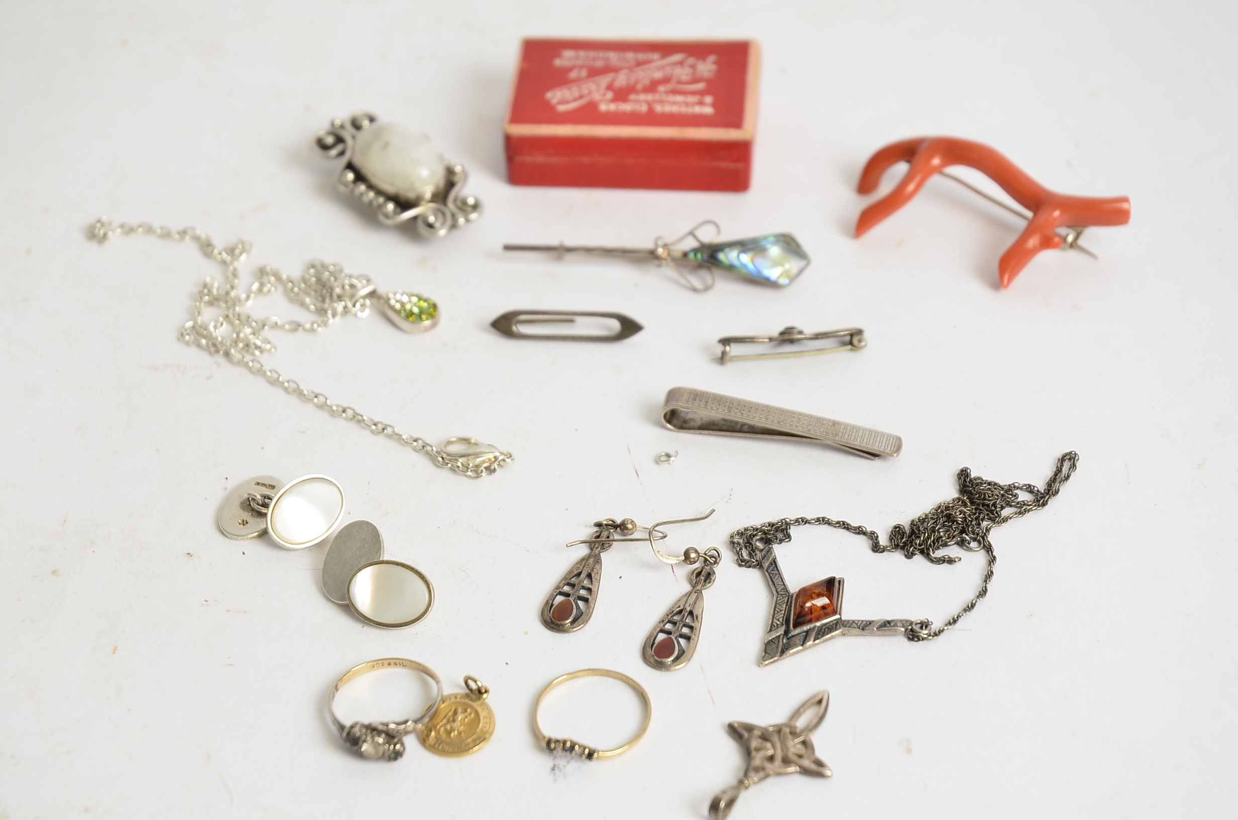 A small quantity of jewellery, to include gold and silver rings, pendants, brooches and clips (10+)