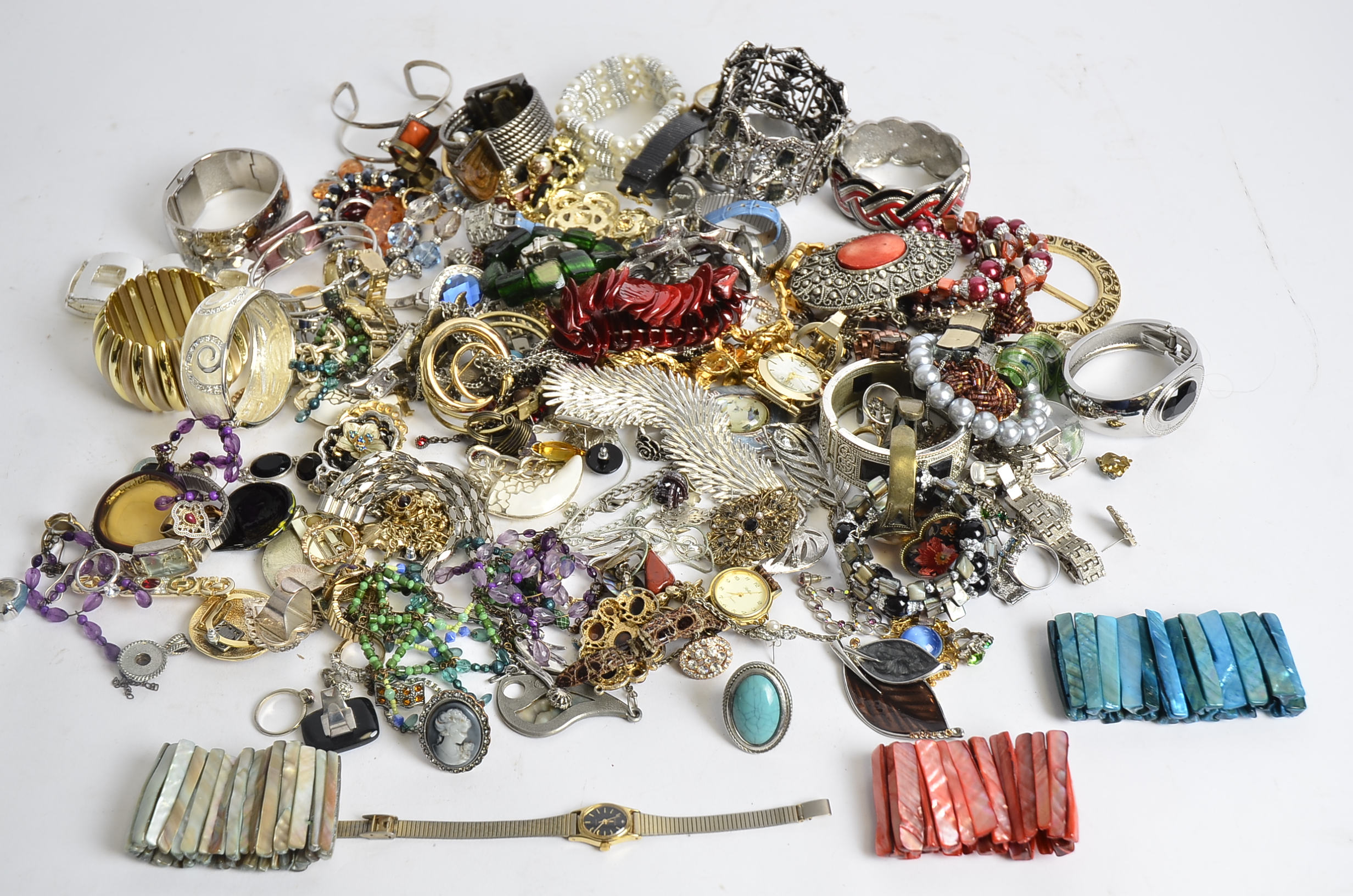 A quantity of costume jewellery, to include two coloured abalone style bangles, a cameo style ring