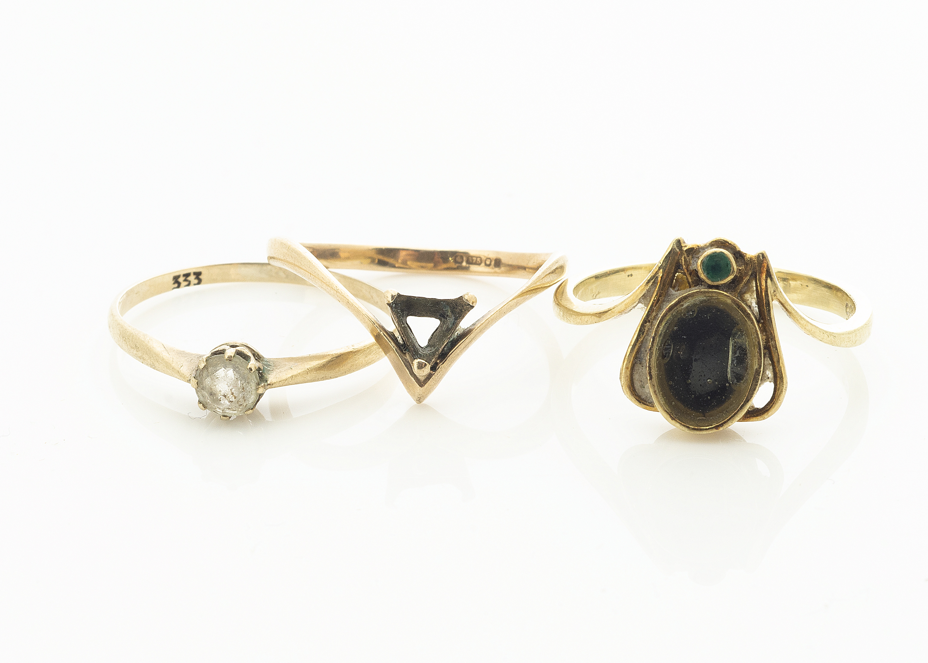 A 14ct gold bug ring, modelled as a fly with green stone head, abdomen setting now vacant, ring size - Image 2 of 2