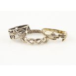 A continental yellow metal hand friendship ring, 2.6g, ring size O, marked 585, a contemporary three