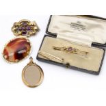 An amethyst and gold Victorian brooch, an agate and gold oval brooch, a 9ct gold oval open front and