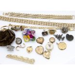A small quantity of miscellaneous jewellery, including a gilt metal circular locket, a broken 9ct