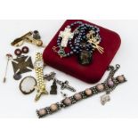 A small collection of 19th Century and later costume jewellery, including an agate and pinchbeck