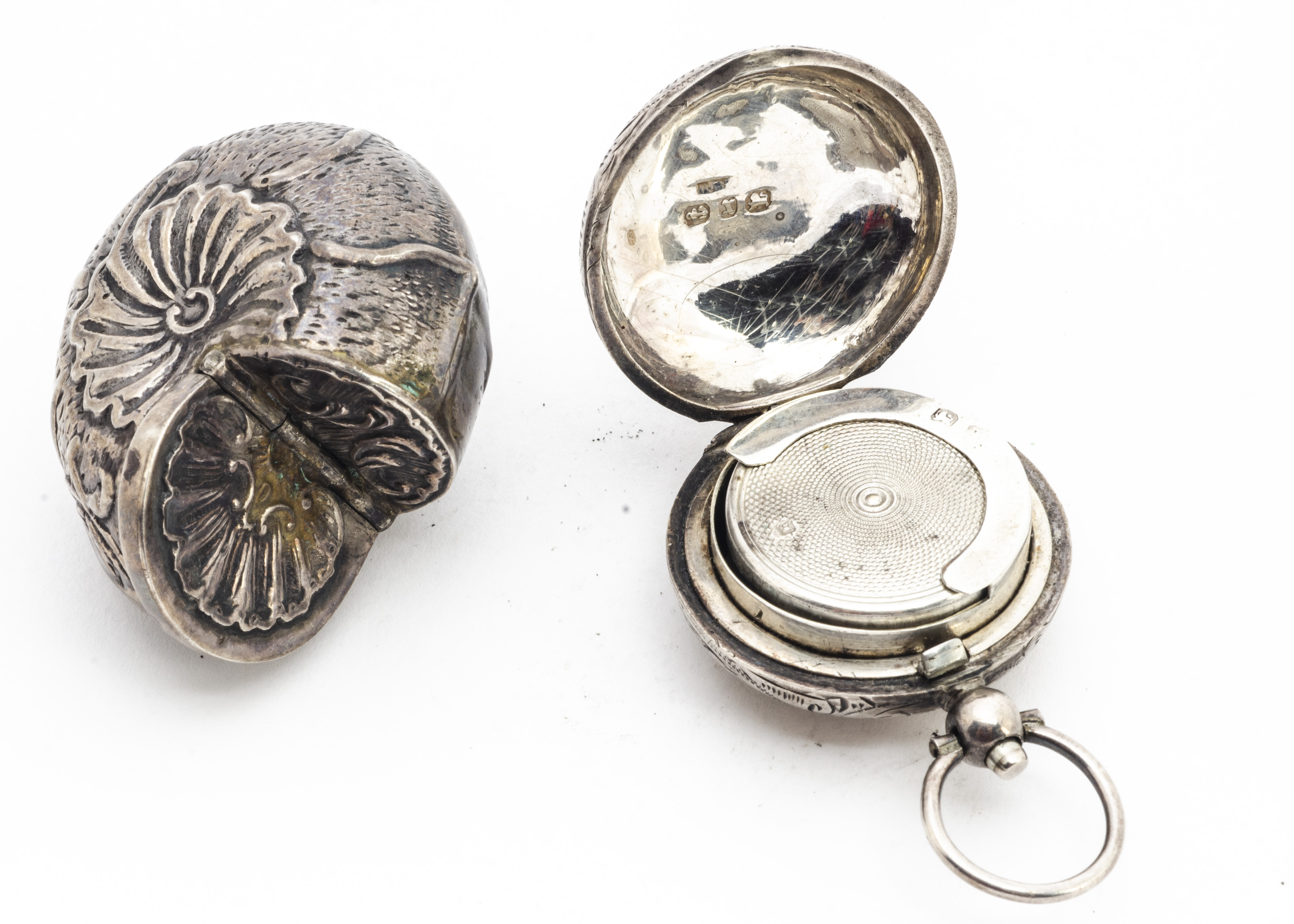 Two silver collectables, including a sovereign case and an ammonite shell shaped small case (2) - Image 2 of 2