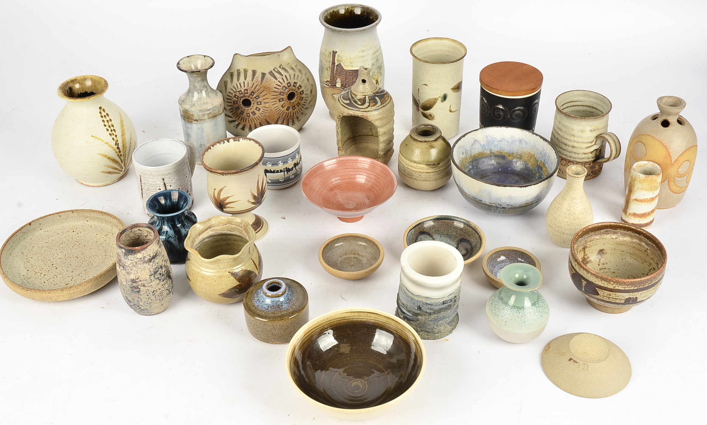 A quantity of studio pottery wares, to include two pieces by Italian Magda Guaitamacchi, one a