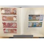 A folder of World bank notes, including examples from Costa Rica, New Zealand (1, 2, 5, 10, 20, 50