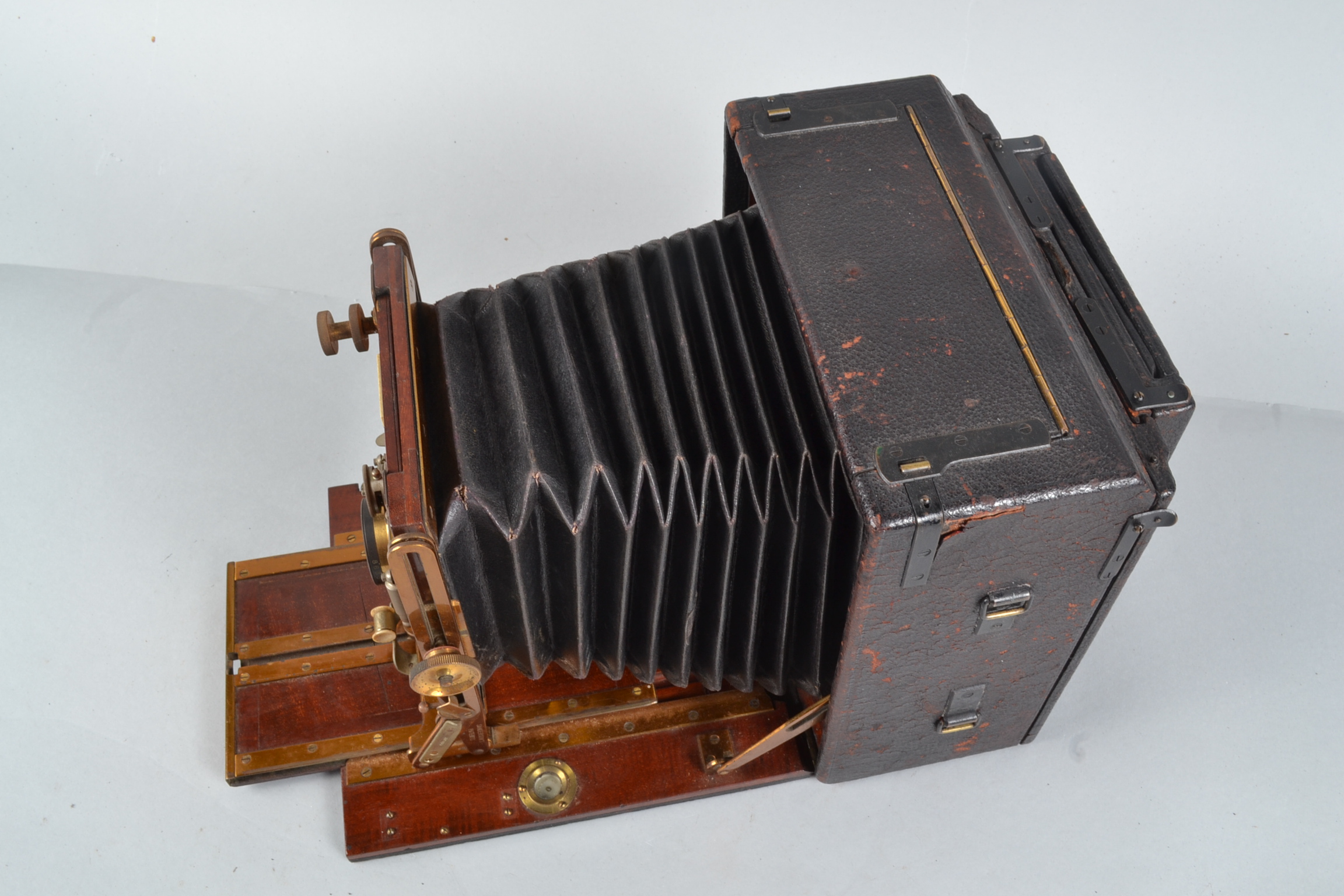 A Sanderson De Luxe Hand and Stand Camera, 6½ x 4¾in, made by Houghtons Ltd, serial no 20035, - Image 2 of 5