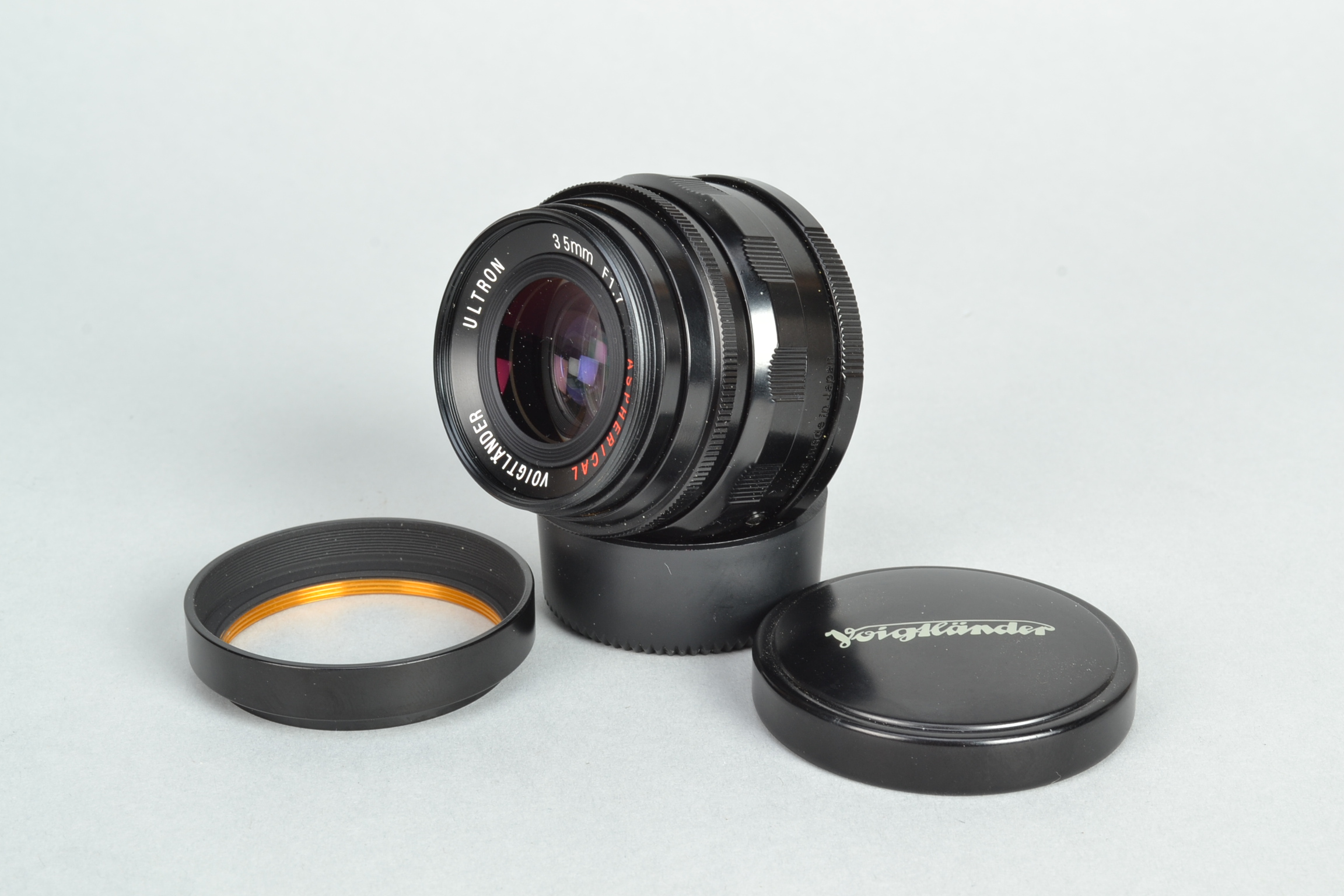 A Voigtländer Ultron Aspherical 35mm f/1.7 Lens, black, made in Japan, serial no 9 450 456, barrel