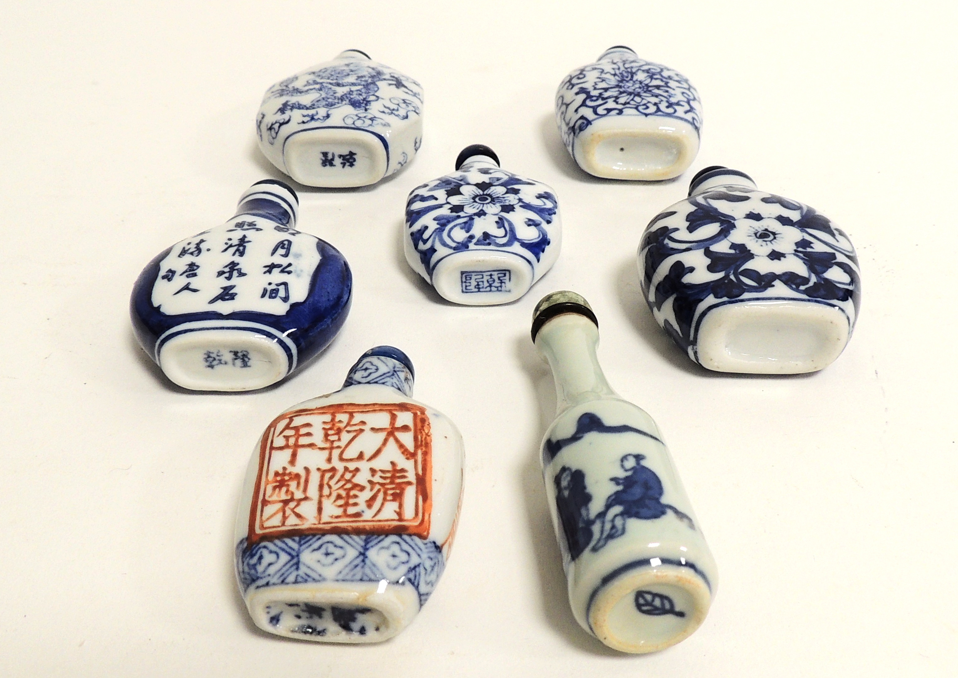 A Chinese cylindrical snuff bottle with underglaze red and underglaze blue decoration, depicting - Image 3 of 3