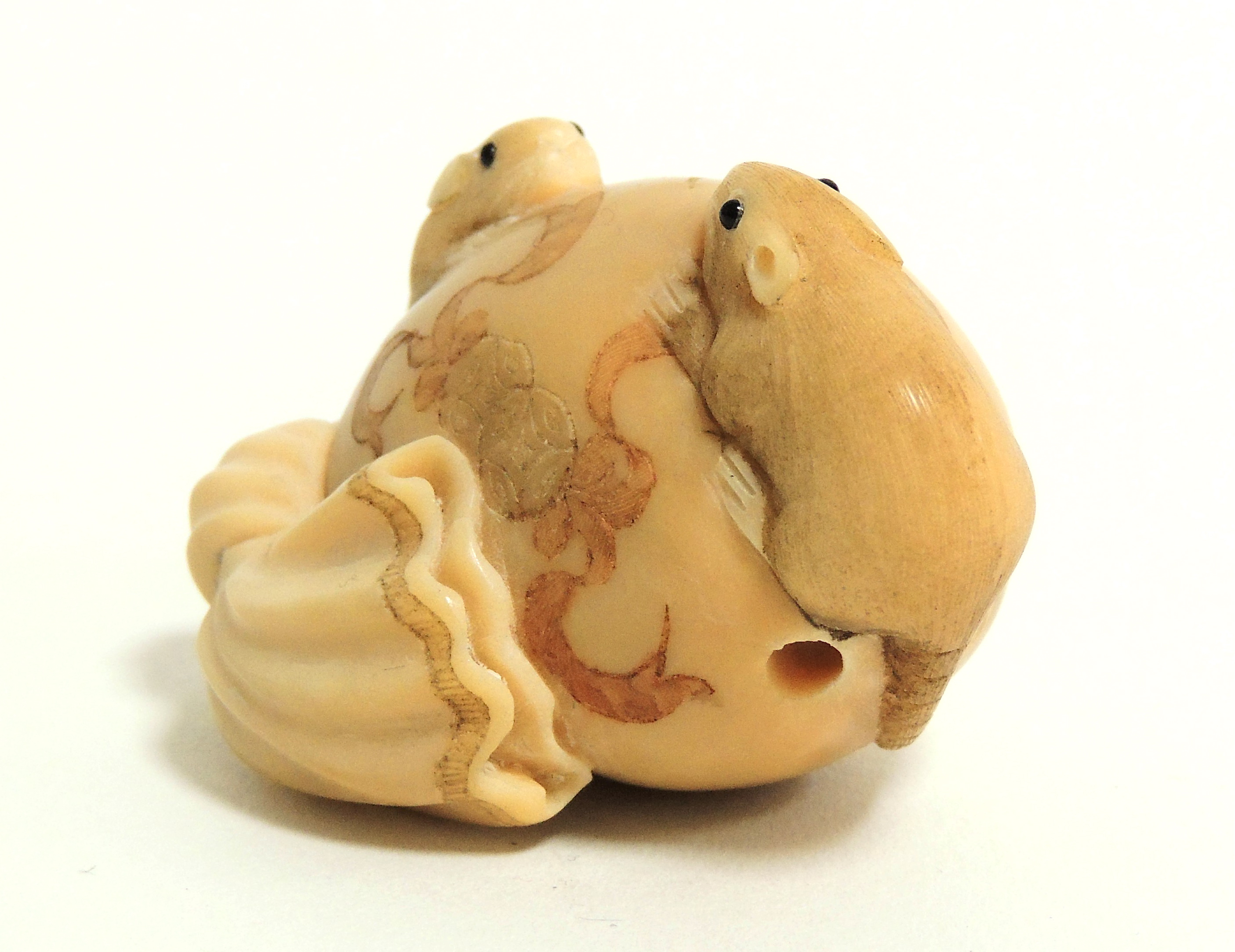 A Japanese Meiji period (1868-1912) or early Taisho (1912 - 1926) ivory netsuke in the form of - Image 2 of 4