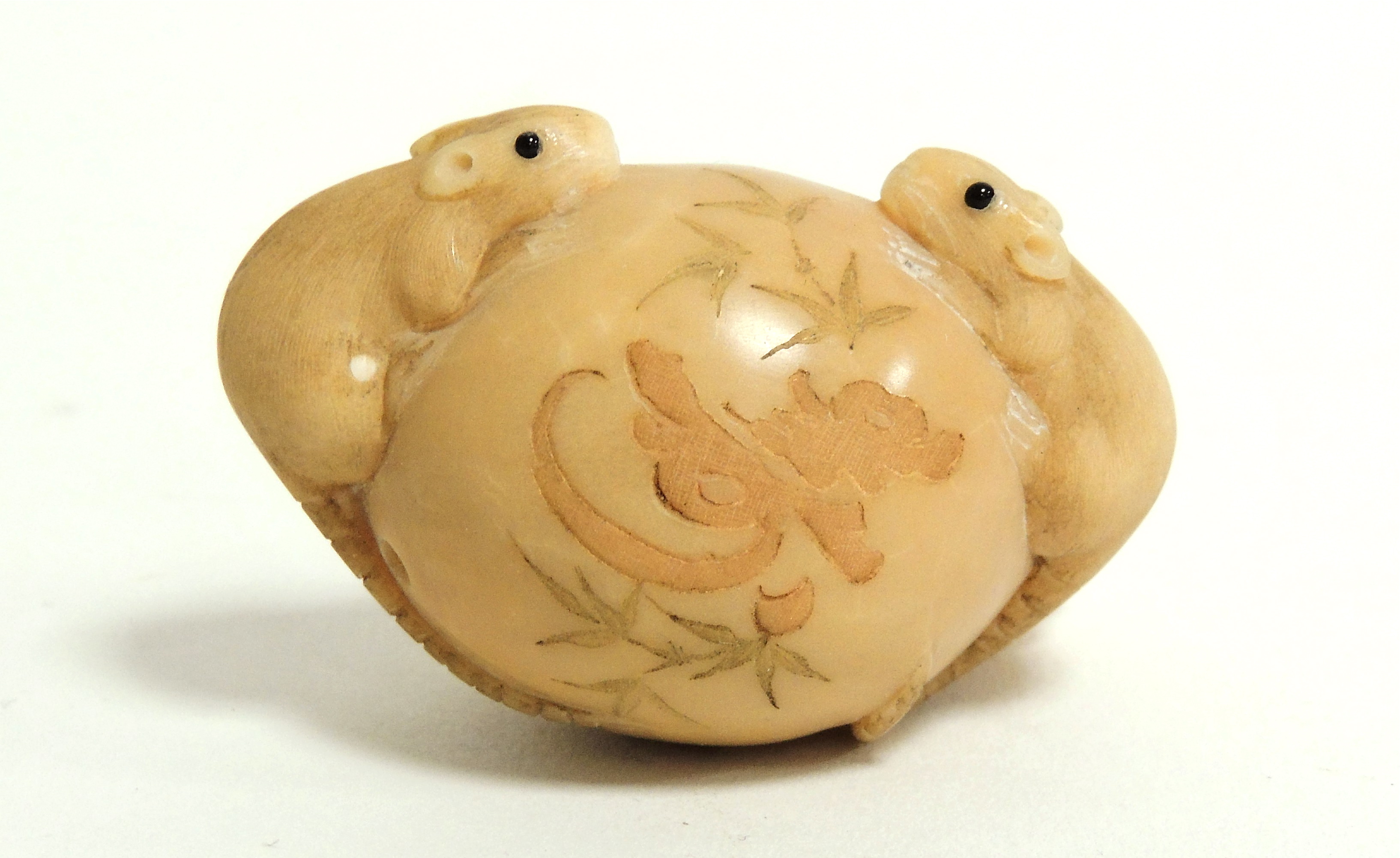 A Japanese Meiji period (1868-1912) or early Taisho (1912 - 1926) ivory netsuke in the form of - Image 3 of 4