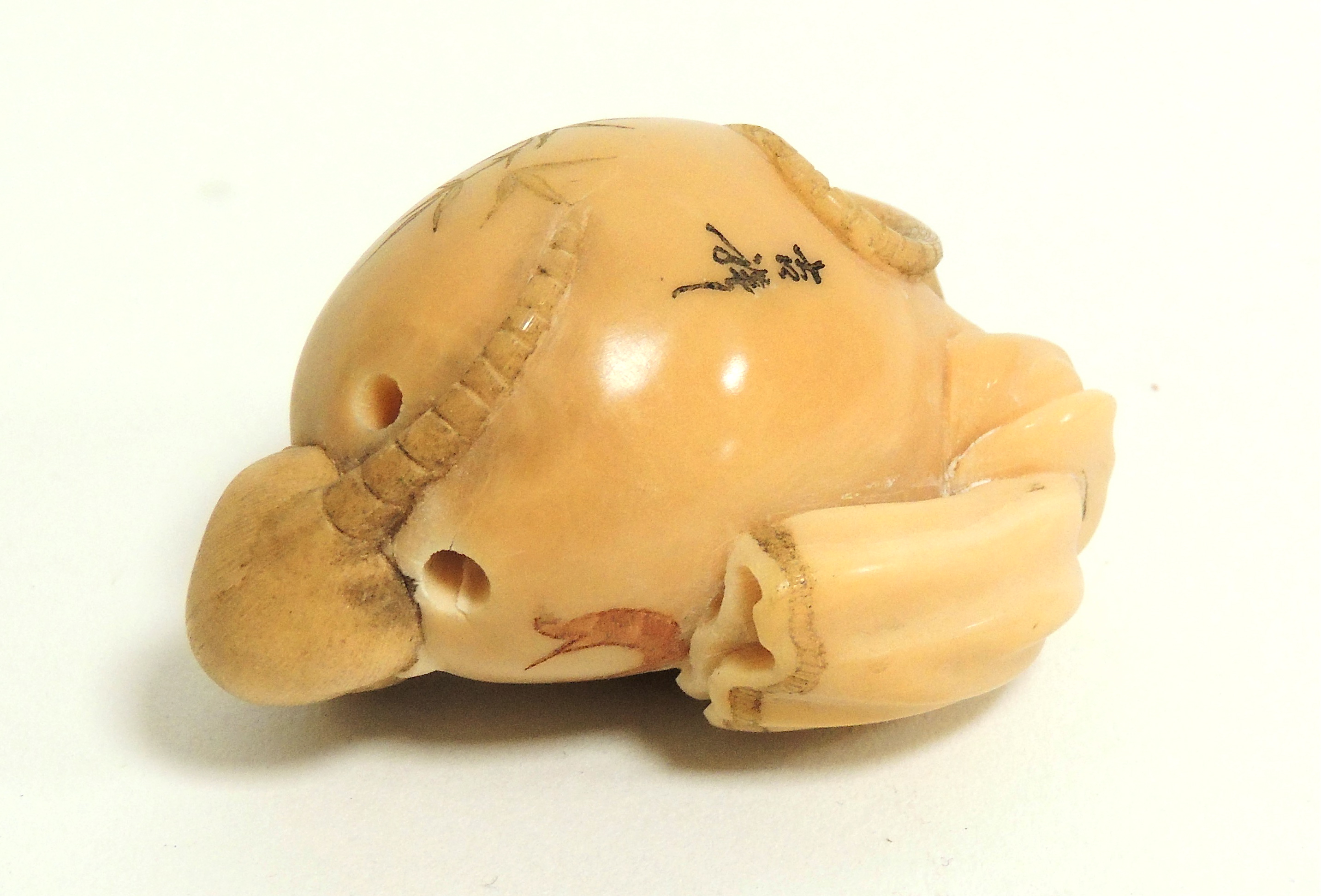 A Japanese Meiji period (1868-1912) or early Taisho (1912 - 1926) ivory netsuke in the form of - Image 4 of 4