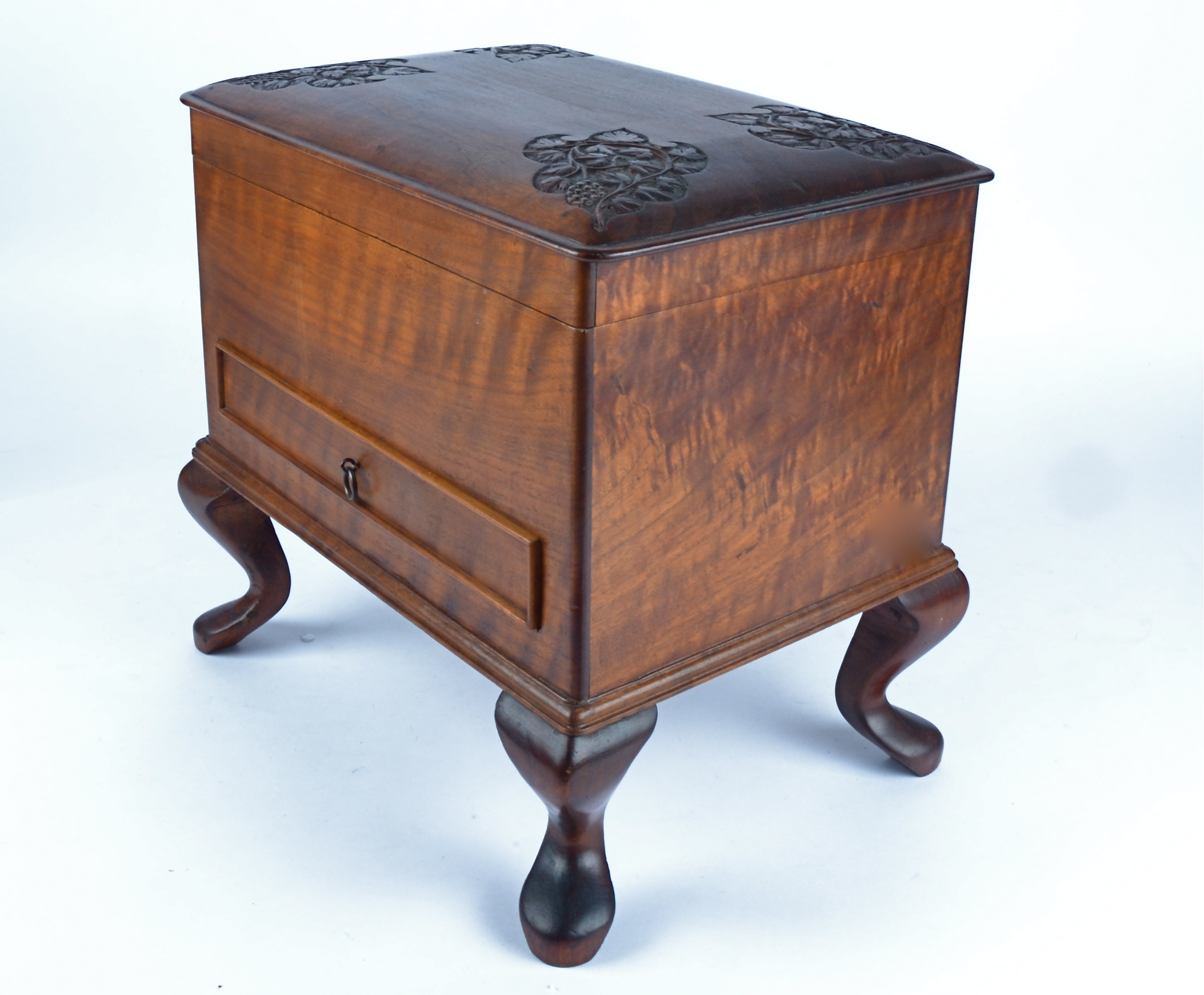 A hardwood box raised on four feet, opening to reveal one large compartment, the top with four - Image 3 of 4