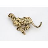 A 9ct gold and enamel cheetah brooch by Harriet Glen, modelled in chase, 4.5cm x 2.5cm, 6.8g
