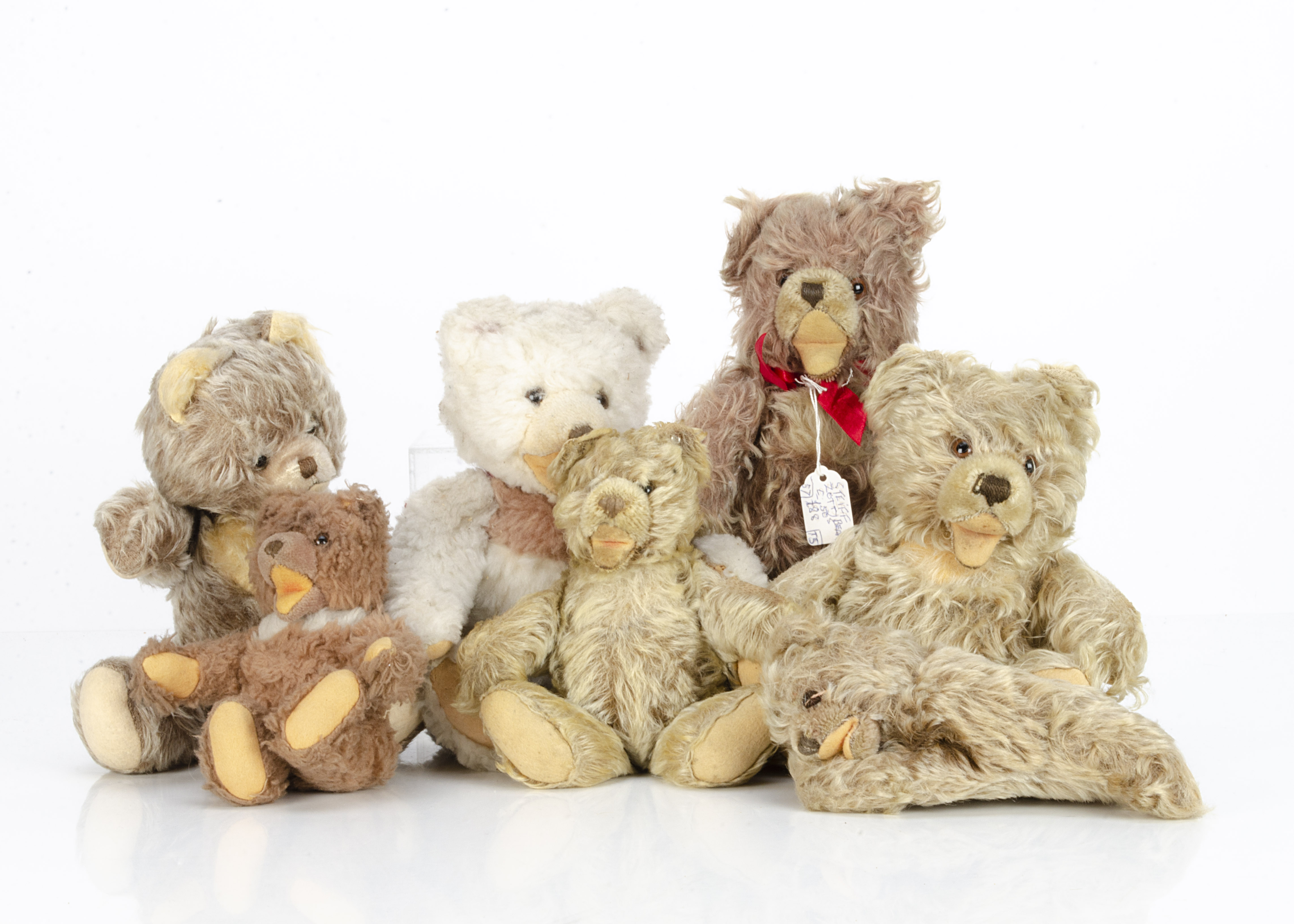 Four post-war Steiff Zotty teddy bears, two brown frosted with buttons (both with balding areas to