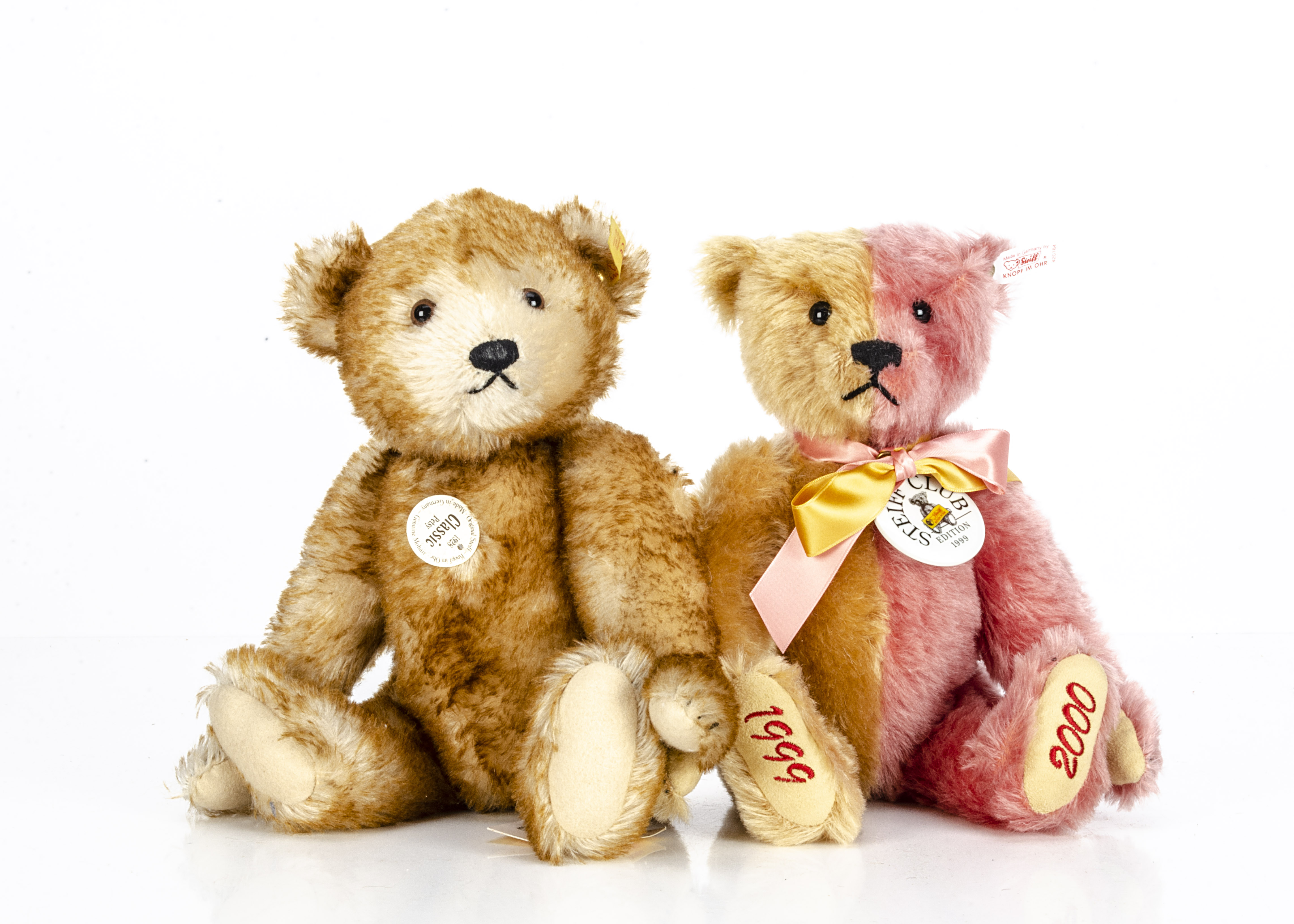 A Steiff limited Club edition gold/rose Teddy Bear, 7088 for 1999, in original box with certificate;
