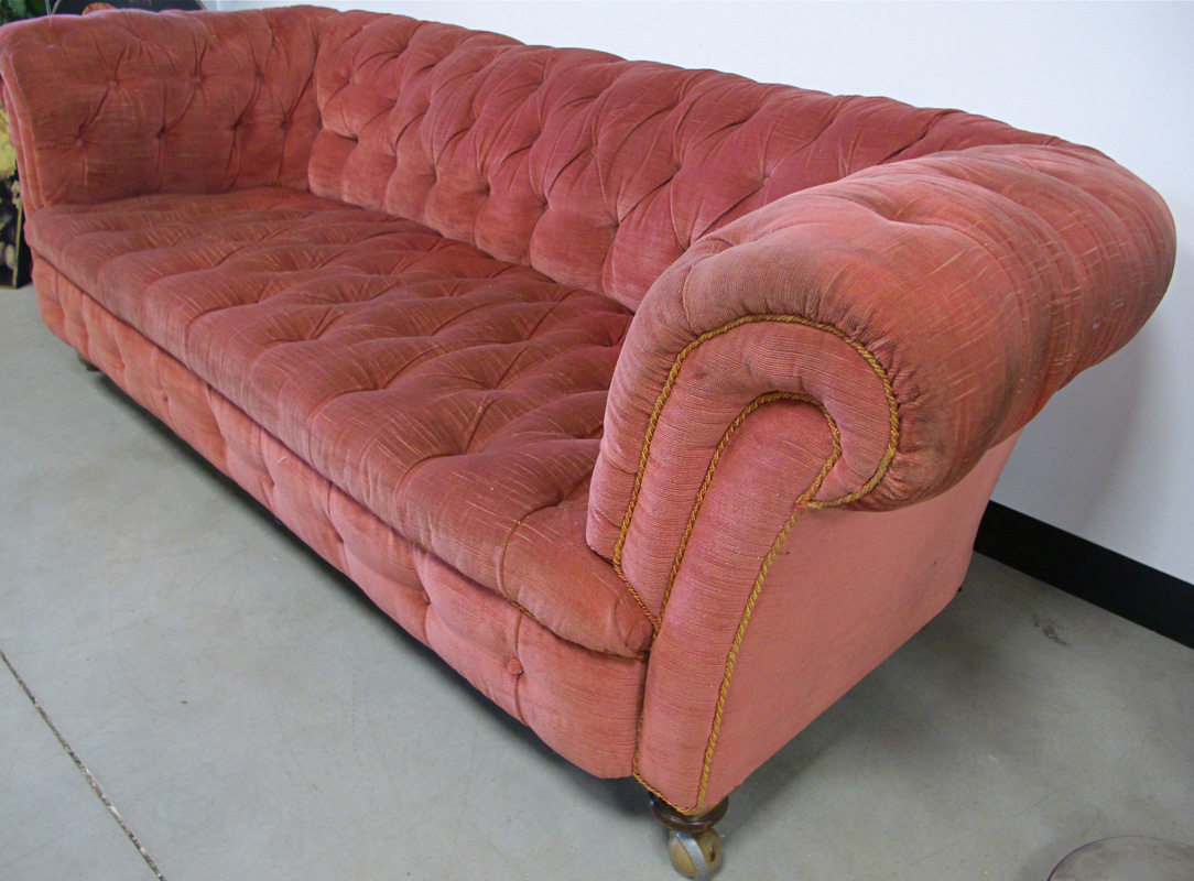 A button back Chesterfield sofa, upholstered in rose fabric, with gold braiding, with replacement - Image 2 of 2