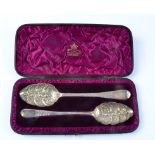 A pair of cased Georgian London hallmarked silver berry spoons, dated to 1806 and 1807, retailed