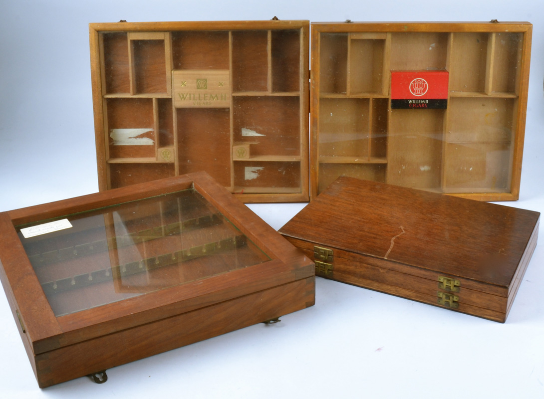 Two wooden counter top cigar display cases advertising Willem II, 38cm x 32cm, together with a