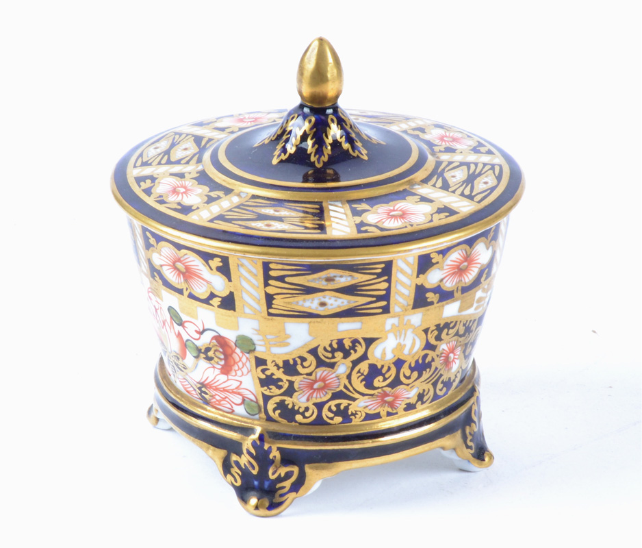 A Royal Crown Derby Imari lidded storage pot decorated in the 6299 pattern, raised on four feet with - Image 2 of 4