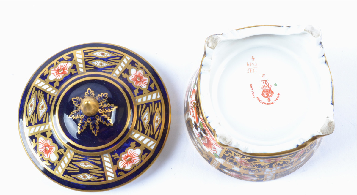 A Royal Crown Derby Imari lidded storage pot decorated in the 6299 pattern, raised on four feet with - Image 4 of 4