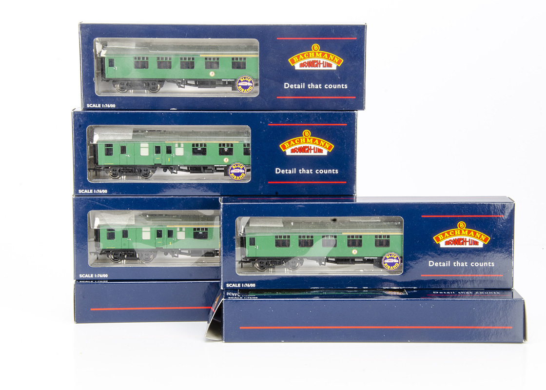 Bachmann 00 Gauge 39-228 BR SR green Mk 1 Brake Corridor Composite Coaches, six Coaches , in