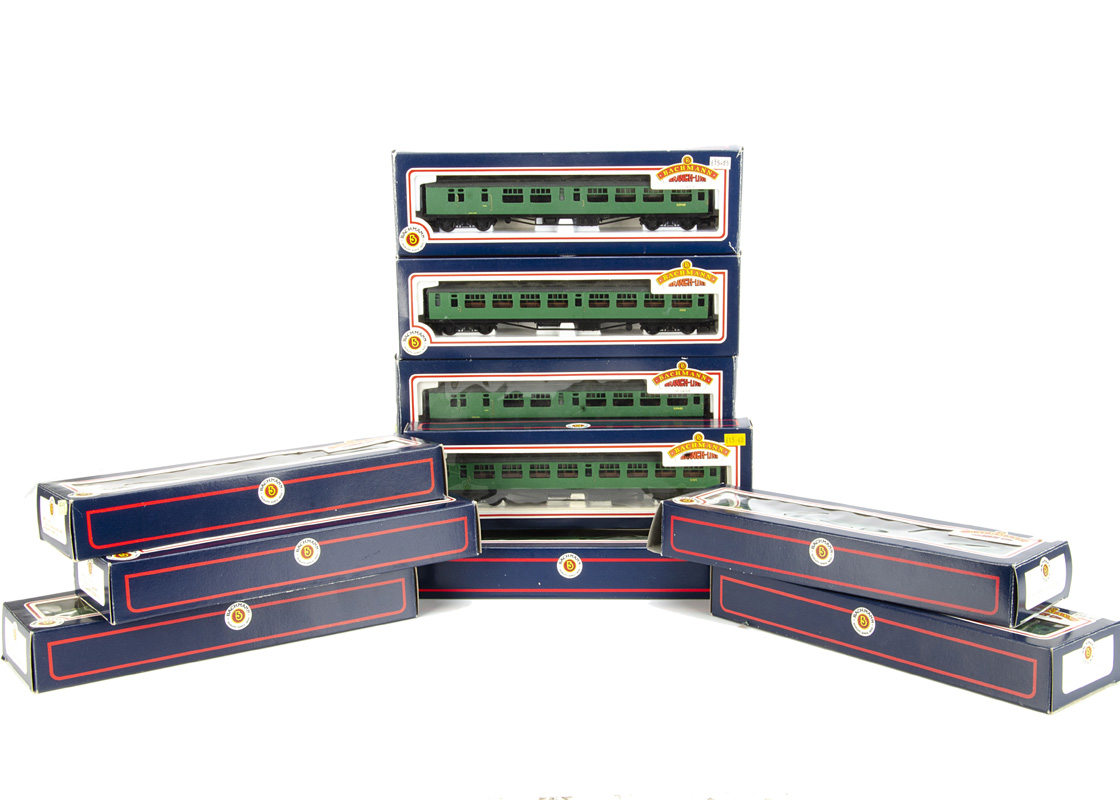 Bachmann 00 Gauge BR SR malachite green 63' Bulleid Main Line coaches, including 2nd/Brake (5),