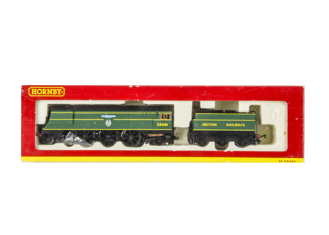 Hornby 00 Gauge R2220 BR green Battle of Britain Class 34081 '92 Squadron' Locomotive and Tender, in