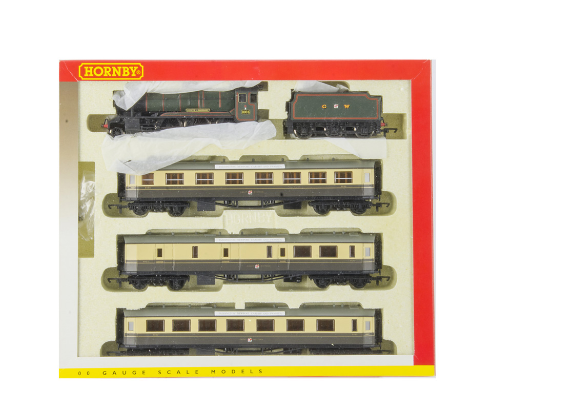 Hornby 00 Gauge Matched Train Series R2025 Great Western Express Passenger Train Pack, comprising