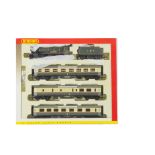 Hornby 00 Gauge Matched Train Series R2025 Great Western Express Passenger Train Pack, comprising