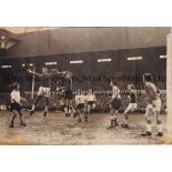 TOTTENHAM HOTSPUR V EVERTON 1962 A 7" X 5" black & white action photograph from the match on 24/3/