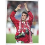 RYAN GIGGS 1999 Col 16 x 12 photo of Giggs applauding fans during a lap of honour after Man United’s