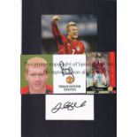 MAN UNITED AUTOGRAPHS Seventeen Manchester United autographs from the Treble season 1998/99 on cards