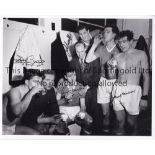 MANCHESTER UNITED / ORIGINAL AUTOGRAPHS A reproduction 10" X 8" black & white photograph of 7