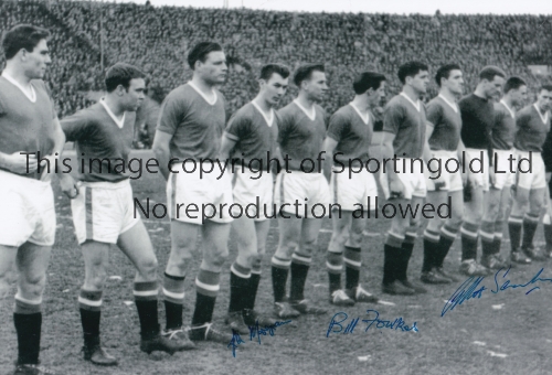 MANCHESTER UNITED A b/w 12 x 8 photo of the Busby Babes lining up shoulder to shoulder for the