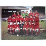 MANCHESTER UNITED 16 x 12 Photo of the 1968 European Cup winners posing with their trophy during a