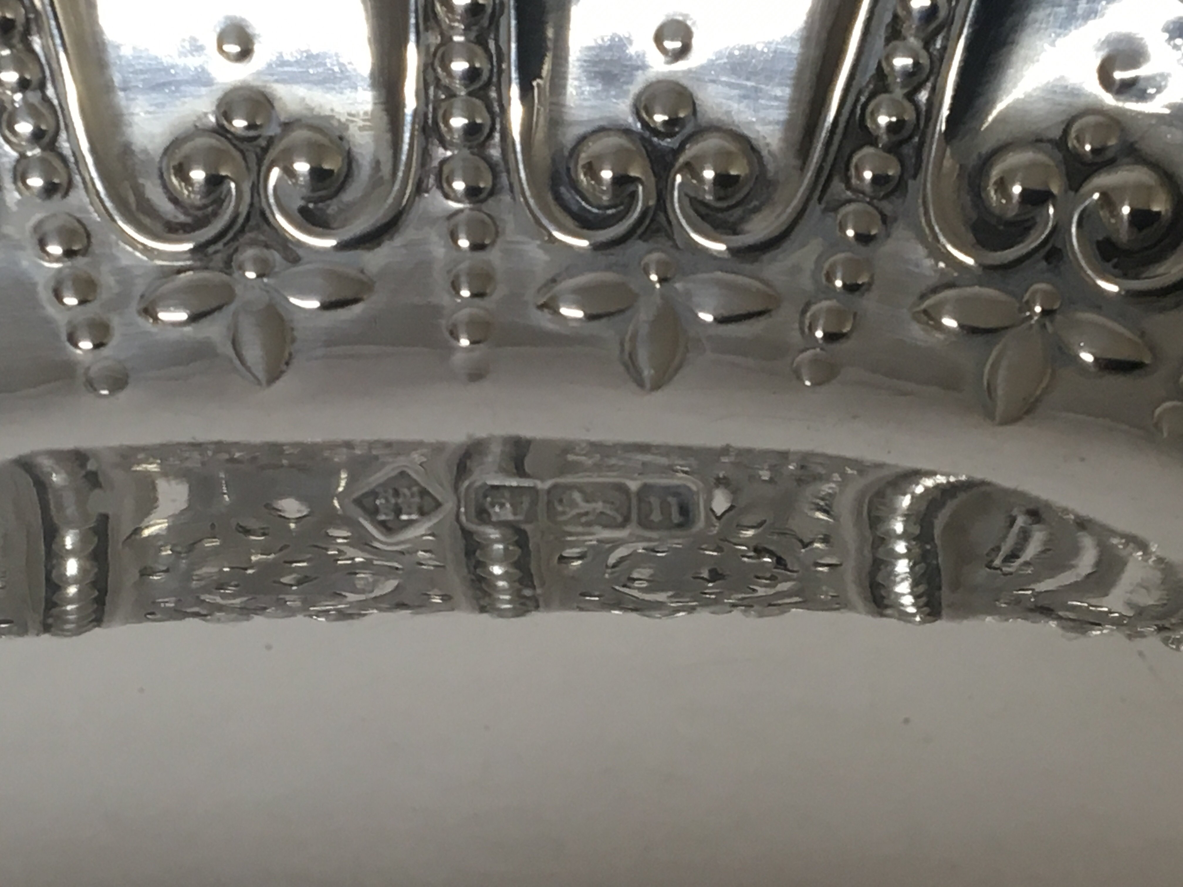 A silver table basket with pierced sides and garla - Image 2 of 3