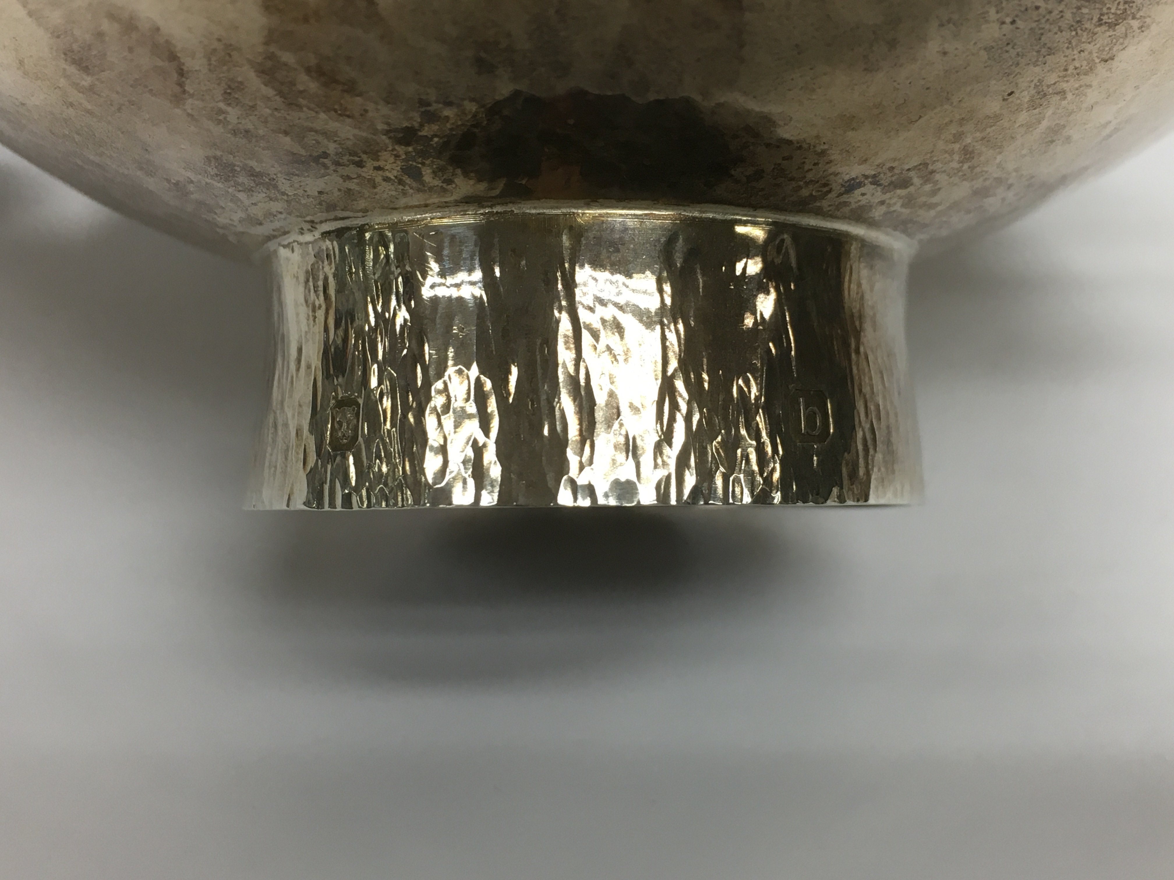 A silver bowl with handles - Image 2 of 2