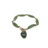 A 1930s jade and gold bracelet, approx 10.9g.