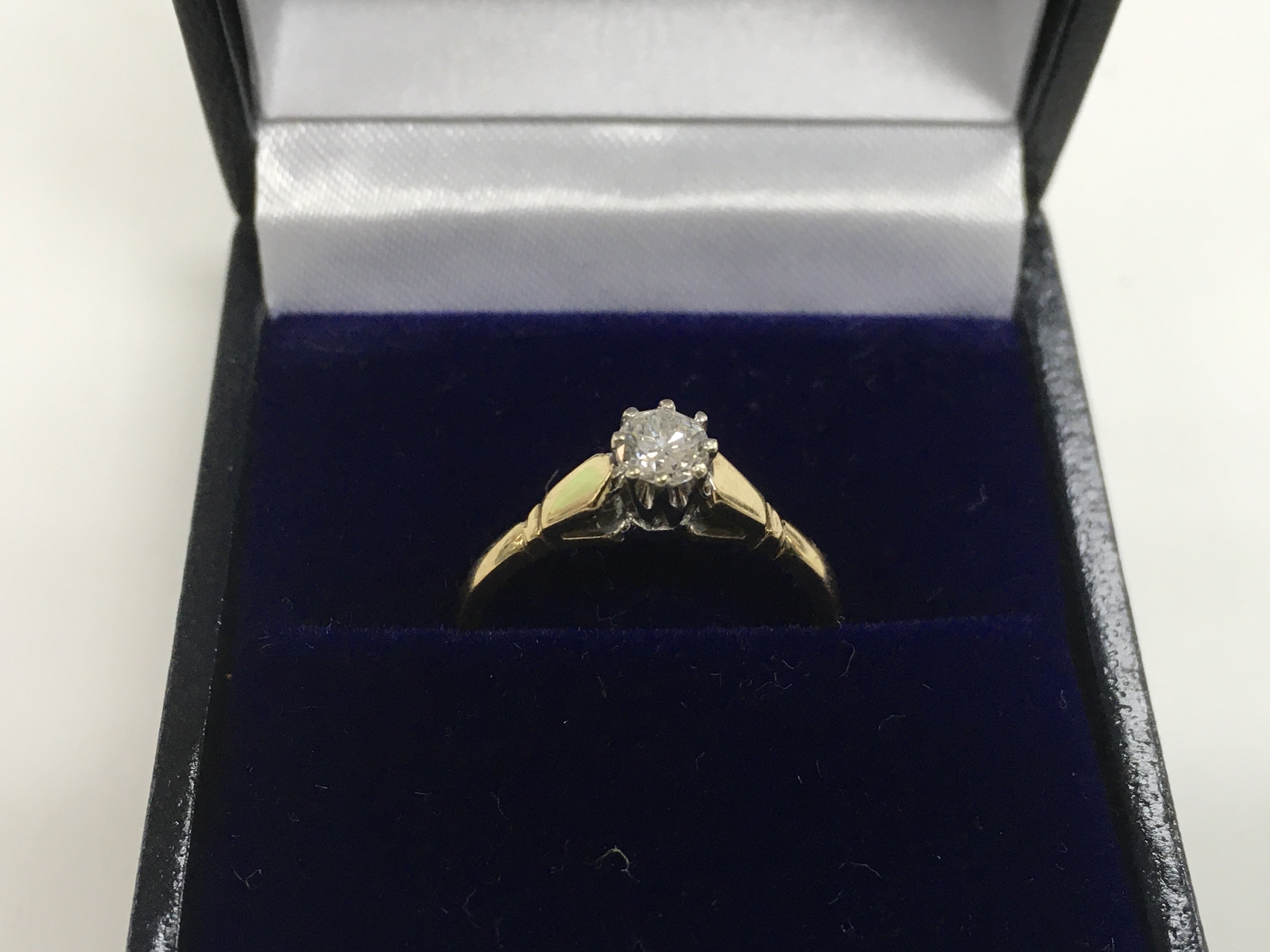 A 9ct gold solitaire ring, approx 1.8g and approx
