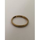 A 22ct gold wedding band ring.Approx 1.5g, M