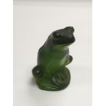 A small green Lalique frog, approx 5cm.