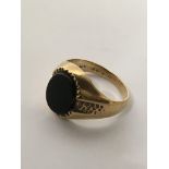 A gent's 9ct gold signet ring set with an onyx.App