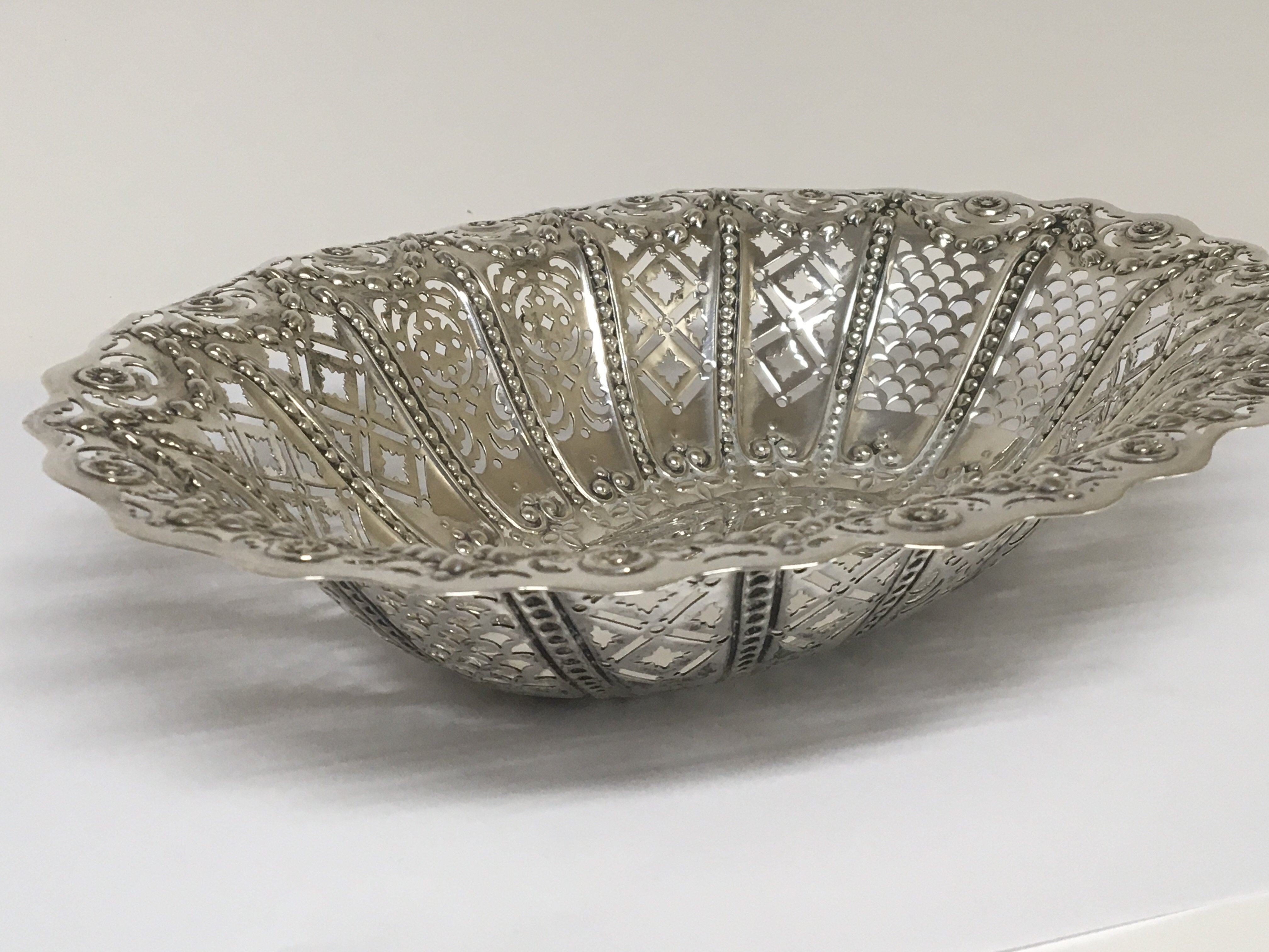 A silver table basket with pierced sides and garla - Image 3 of 3