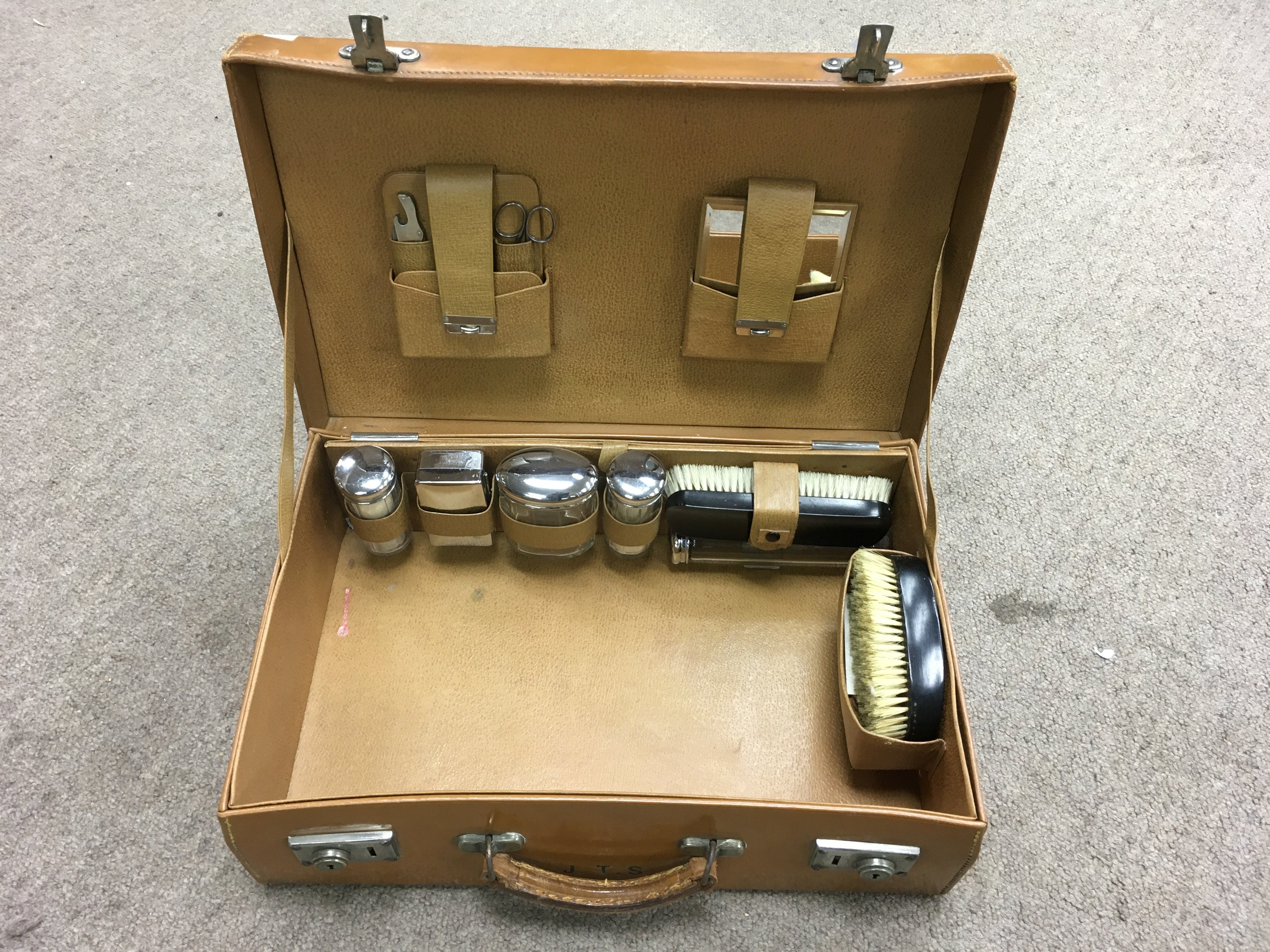 A vintage gent's leather vanity case having fitted