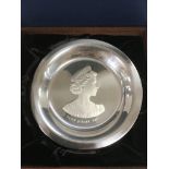 A cased silver jubilee plate (filled), approx diam