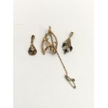 A 9ct gold wishbone brooch and two 9ct gold stone