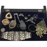 A tray containing gilt metal, silver and agate jewellery