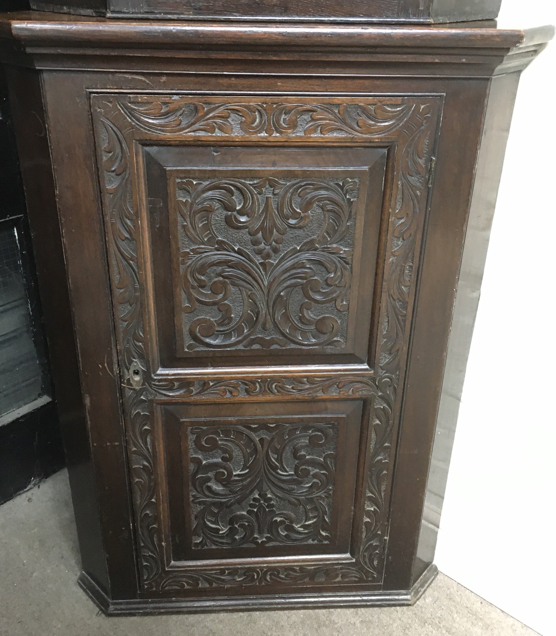 A large, carved oak corner cabinet.Approx 72x100x50cm deep.