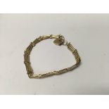 A 9 ct gold gate bracelet with heart shape clasp 6